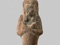 Aeg T 30  Aeg T 30, Dritte Zwischenzeit, Uschebti, Roter Ton, H 9,7 cm, B 3,5 cm, T 3,1 cm : Bestandskatalog Ägypten, Museumsfoto: Claus Cordes